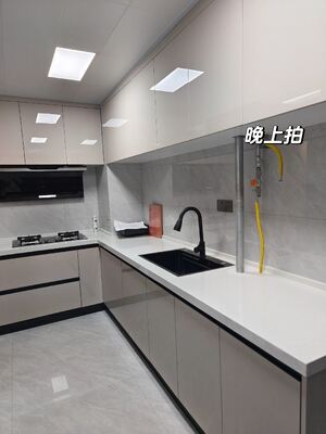 Modern Kitchen Cabinet with Melamine Finish for Apartments