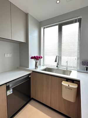 buy China Factory Kitchen Cabinets with Glossy Finish and Configurable Layouts online manufacturer