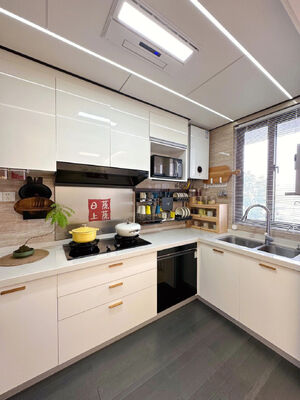 Customized Free Design PVC Glossy Kitchen Cabinet For Apartment Villa