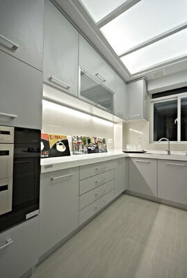 High Gloss Lacquer Melamine Finish Wood Grain Glass Inset Luxury Kitchen Cabinets