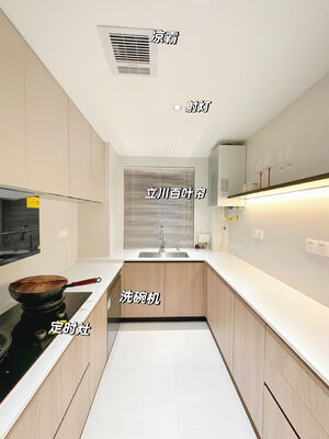 China Factory Kitchen Cabinets with Glossy Finish and Configurable Layouts