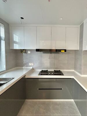 China Factory Kitchen Cabinets with Glossy Finish and Configurable Layouts